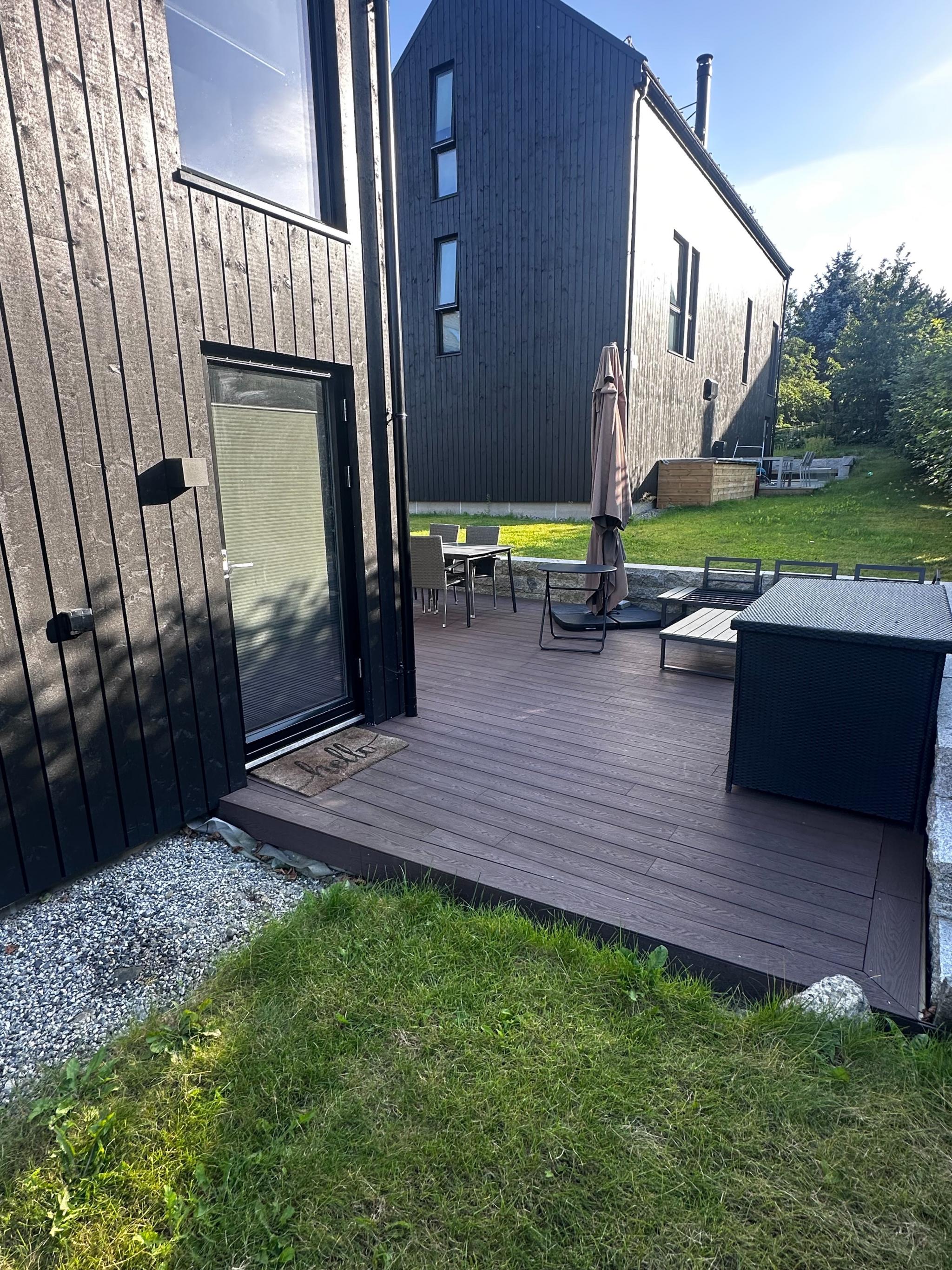 Inngang, kan komme seg ut på veien både fra hagen og plattingen